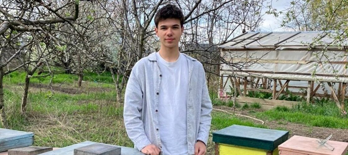 Povestea elevului din Iași care a devenit apicultor din pasiune / A strâns bani singur și a ajuns la un premiu internațional, după ce a îmbinat apicultura cu tehnologia