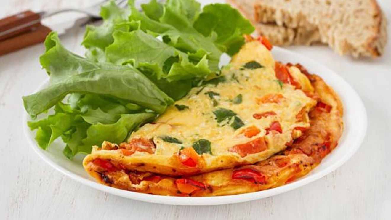 Mic dejun special pentru ultima duminică dinainte de Crăciun: Omletă festivă cu somon afumat și avocado