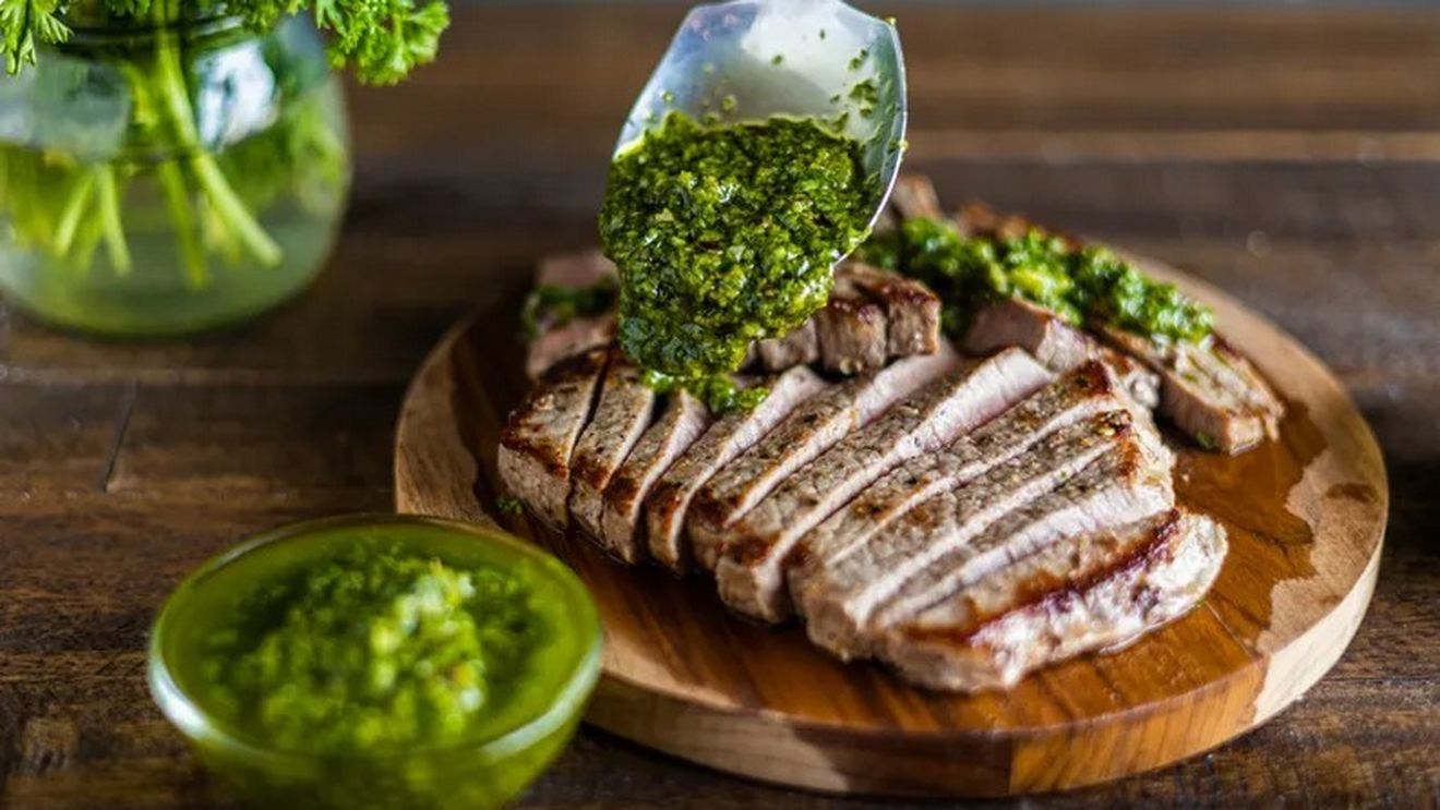 Chimichurri. Acest sos super-ușor merge bine cu fripturile făcute în sânge pe grătar / Rețetă de primăvară