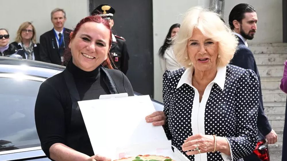 Regina Camilla, întâmpinată cu pizza Margherita la Roma / Surpriza a venit chiar în ziua în care ea și Regele Charles sărbătoresc 20 de ani de căsnicie