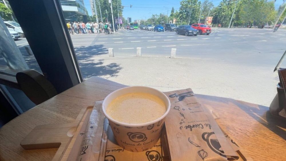 VIDEO | „Sunt corporatist, deci mănânc” | Ciorbă „ca la mama acasă”, chiar lângă Politehnică / Prețurile pleacă de la 18 lei