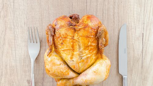 Atenție la puii îngălbeniți pentru a părea mai buni! „Unii dintre pui sunt vopsiţi prin hrănire, pentru ca vopseaua să pătrundă în ţesut şi să nu poată fi spălată” - Președintele Protecției Consumatorilor / Horia Constantinescu a revenit asupra declarației 