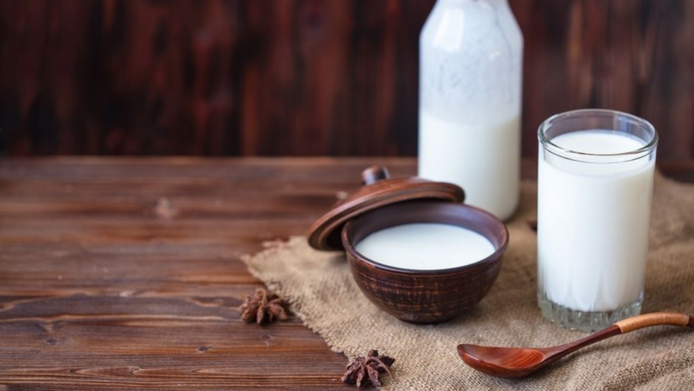 Rețeta tradițională de lapte prins (iaurt de casă) / În trecut, era consumat ca atare, alături de mămăligă, cartofi fierți sau pâine, dar era folosit și ca bază pentru alte preparate.