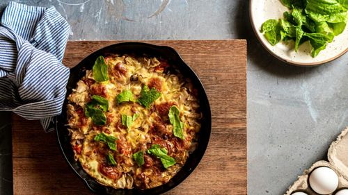 Mic dejun cu gust de primăvară: Frittata cu spanac și verdețuri de sezon