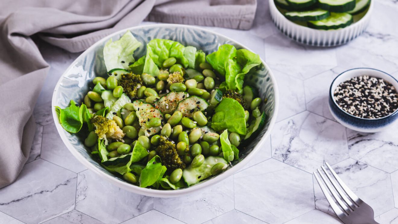 Salată cu castraveți și edamame, gata în 10 minute. Rețeta răcoritoare, bogată în proteine, perfectă pentru zilele călduroase