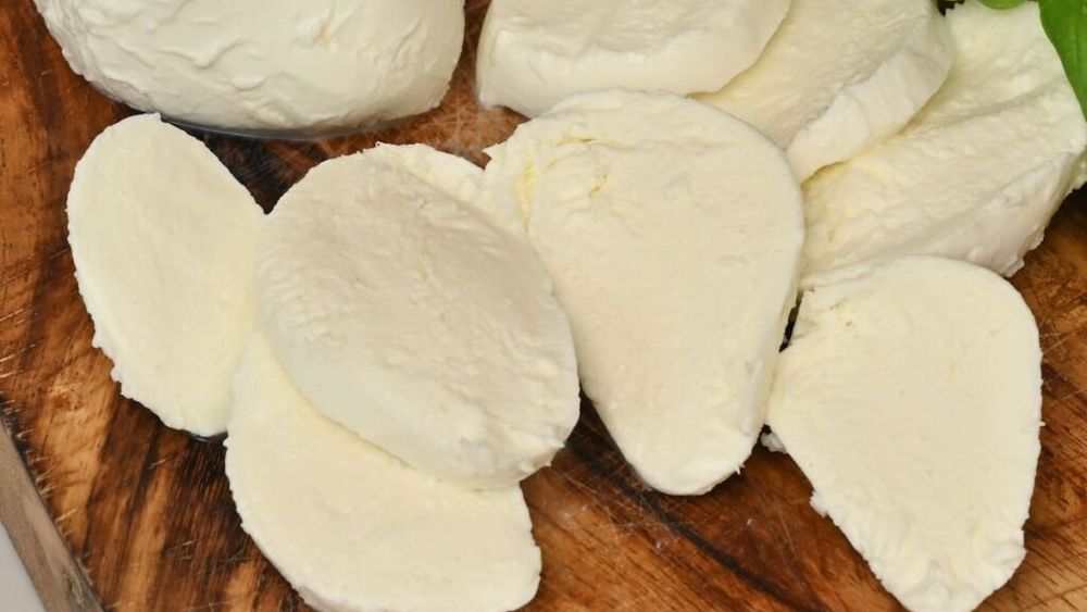 Tendințe/ Piața globală a brânzeturilor/ Mozzarella a urcat la 3.448 de euro pe tonă, în timp ce prețul brânzei Cheddar scade!