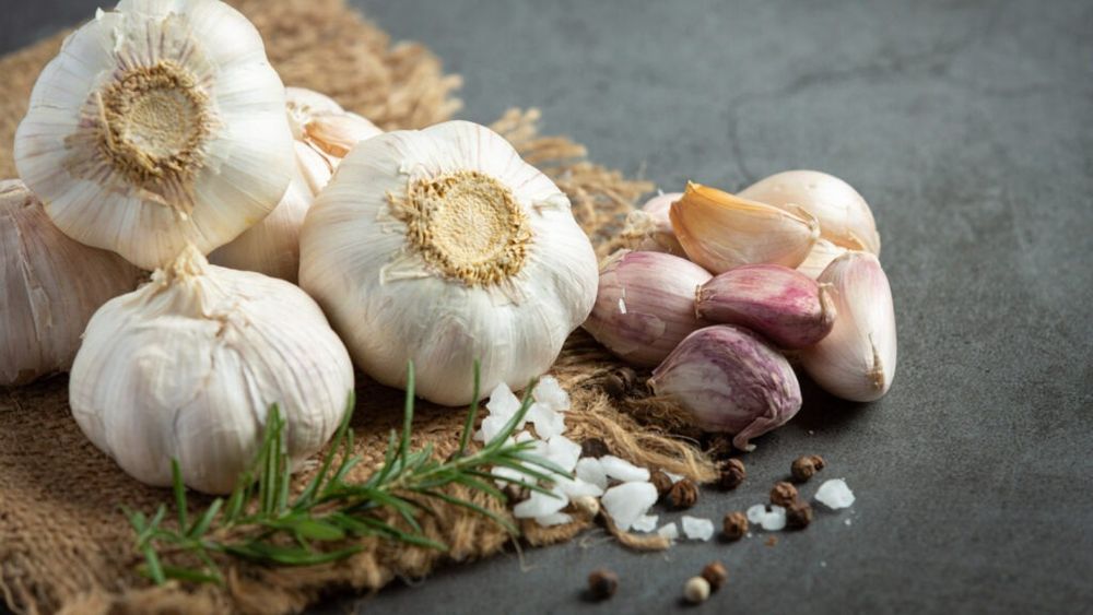 ANALIZĂ Mitul usturoiului din import care inundă piața din România: cumpărăm 6.000 de tone și producem peste 40.000 de tone, potrivit INS / Diferențe majore între statistica românească și cea internațională / Statul acordă un ajutor de minimis de peste 4.000.000 de euro, dar producția este în scădere