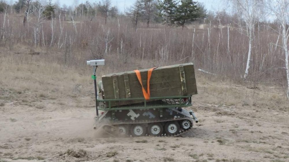 Robotul transportor BoarTAC, autorizat pentru a fi utilizat de forțele ucrainene. Vehiculul fără pilot poate transporta alimente și alte provizii, muniție sau răniți