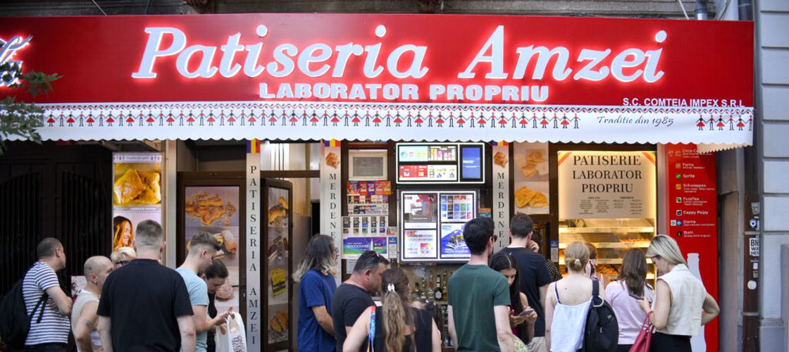Incident violent la coada de la celebra patiserie din Piața Amzei, în plin „război al merdenelelor”. Poliția a intervenit