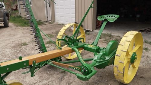 Un bărbat din SUA restaurează echipamente agricole vechi: „Am condus tractoare în cea mai mare parte a vieții mele” / Cu utilajul tras de cai „te conectezi mult mai mult cu natura”