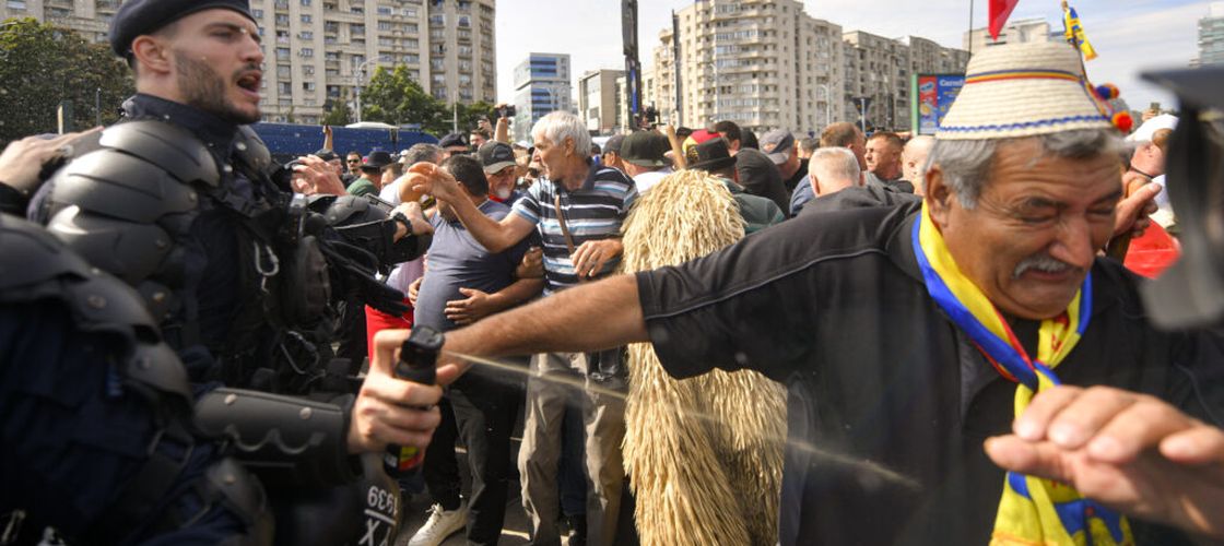 LIVE UPDATE | FOTO-VIDEO | Haos în Piața Victoriei: Circa 3.000 de fermieri protestează în fața Guvernului: „Vor să ne omoare miorița” / Jandarmii au folosit gaze lacrimogene / Patru persoane, ridicate de Poliție / Trafic blocat pe ambele sensuri la Pasajul Victoriei, tramvaiele nu circulă