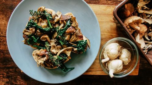 Cină de post delicioasă: Tocăniță de ciuperci cu mămăliguță – gata în 30 de minute