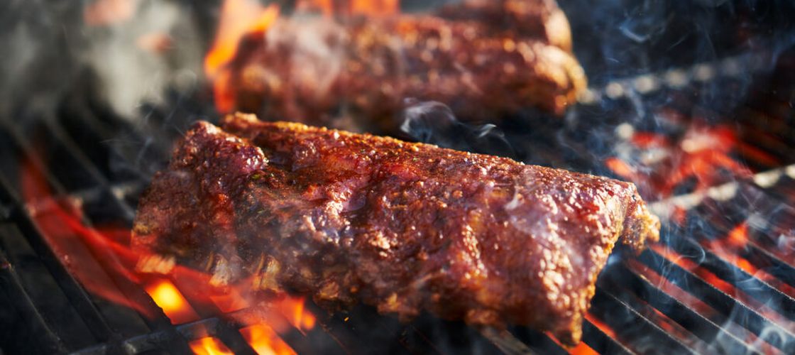 ABC în bucătărie | Greșeala de condimentare care îți poate strica grătarul / De ce aceeași rețetă nu merge pentru orice tip de carne