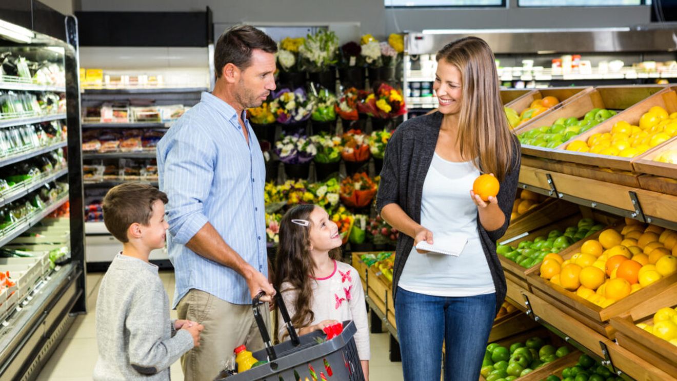 Cât cheltuie lunar o familie cu doi copii DOAR pentru mâncare / Bugetul poate exploda dacă mănâncă în oraș sau alege produse premium