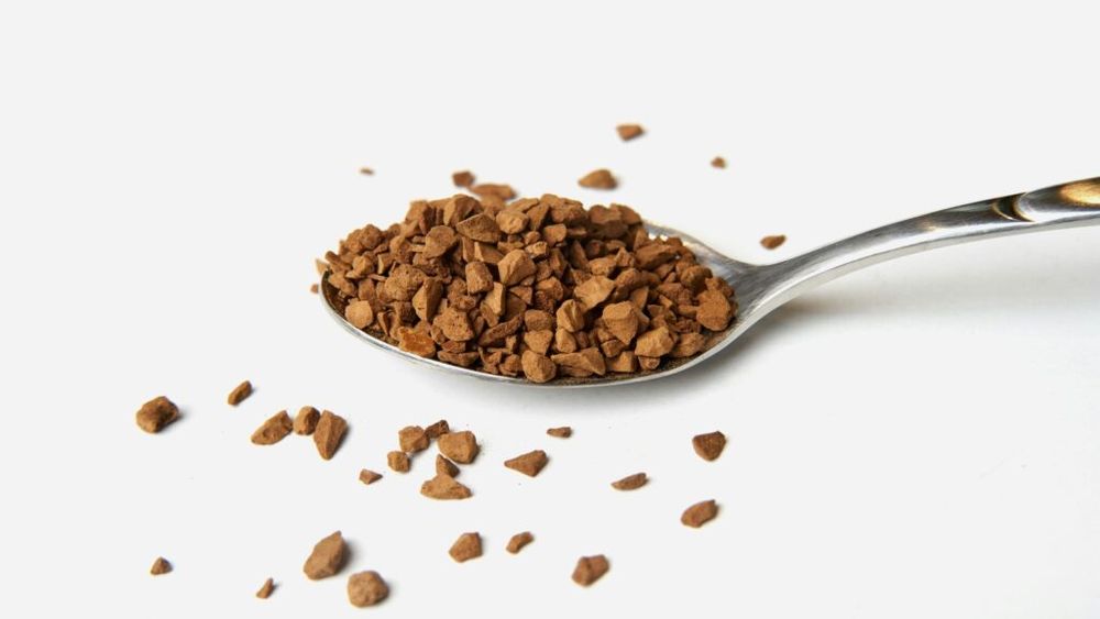 Este cafeaua instant bună pentru tine?/ Specialiștii spun că ea poate îmbunătăți funcția cognitivă, te poate feri de depresie și de sindrom metabolic/ Totul este să nu faci excese