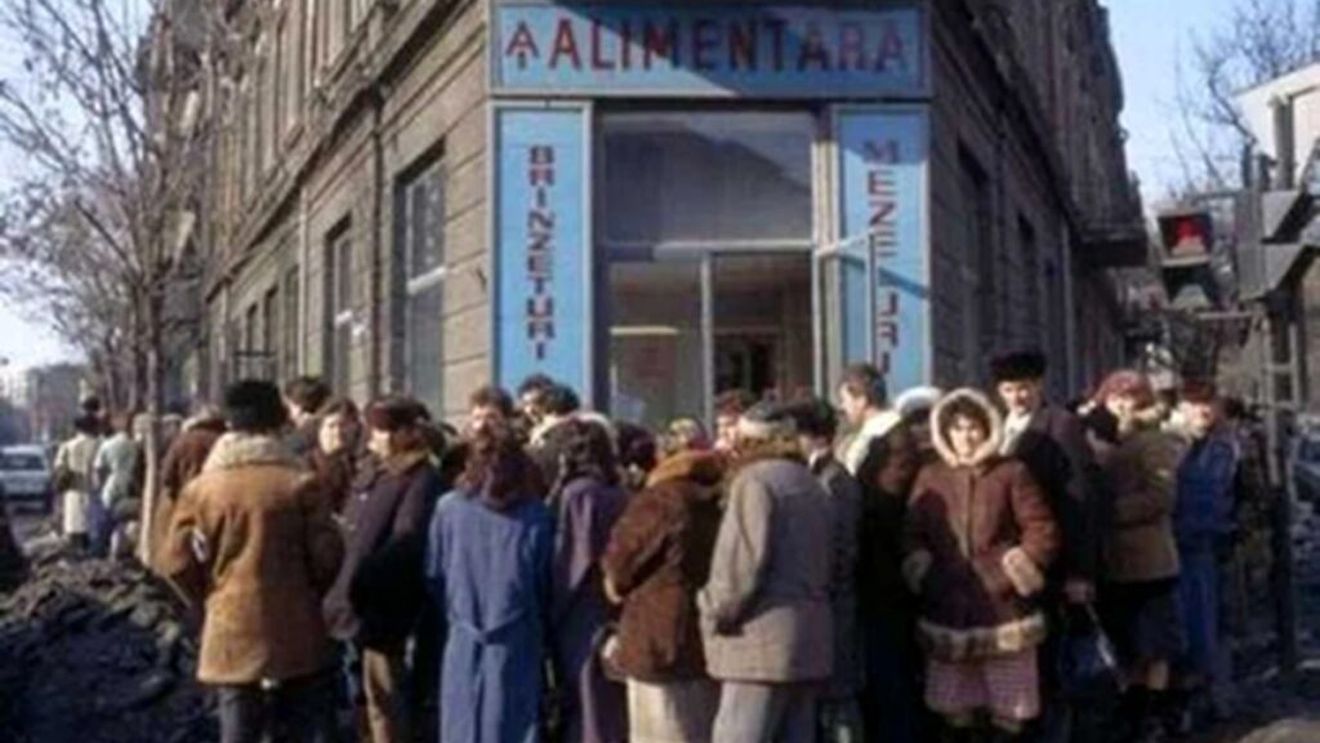 Cum lăsau muncitorii uneltele jos și fugeau la magazin când aflau că „s-a băgat marfă” la aprozar / Carnea și legumele erau printre cele mai căutate alimente, conform documentelor Securității