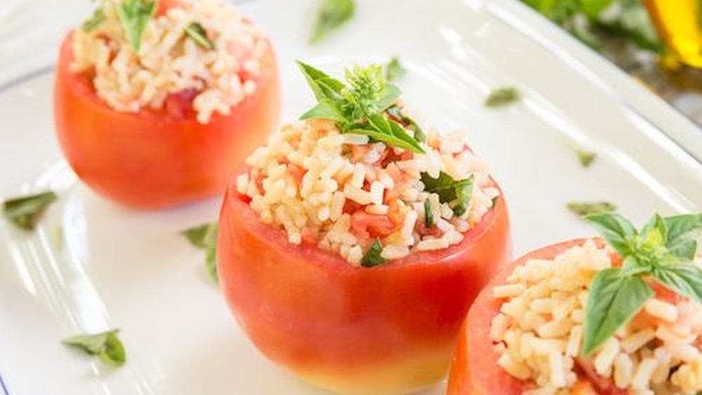 Rețetele Juanitei | Roșii umplute vegetariane, cu orez și ciuperci/ Un preparat vegan ușor de gătit și sățios