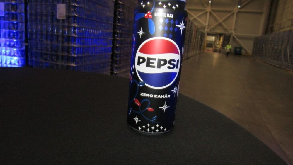 Pepsi a început campania de Crăciun. Băuturile sunt ambalate în doze speciale. De asemenea, este disponibil și noul sortiment Pepsi Maxx Zero Zahăr, la doză