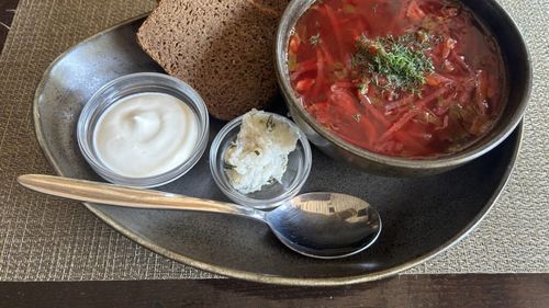 FOTO | Călătorii culinare în Chișinău | Borșuri roșii, ciorbe cu salamuri, plăcinte moldovenești, beri craft și degustări de vinuri