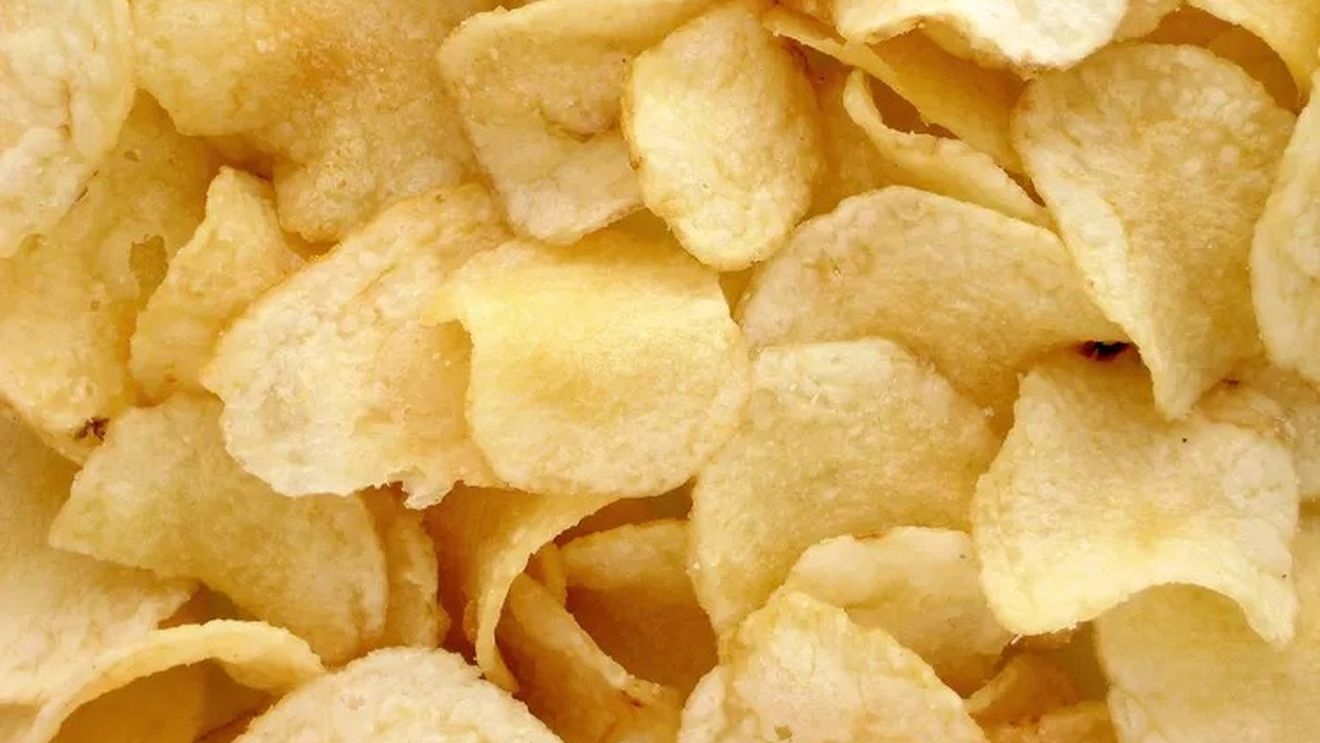 Istoria chipsurilor din cartofi: Mofturile unui miliardar și orgoliile unui bucătar / Francezii aveau propria lor rețetă. Informații despre rețetă apar într-o carte din 1825