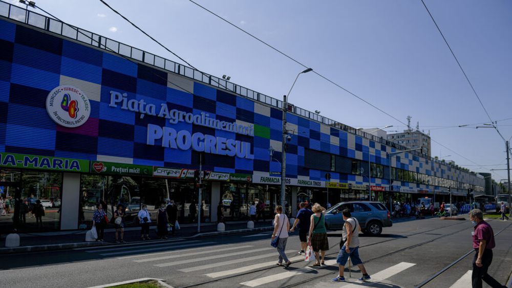 O parte din Piața Progresul ar putea fi demolată pentru construirea unei școli. Clădirea are doar 15 ani vechime