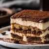 Tiramisu cu mascarpone, dulcele italian cu o textură cremoasă și aromă de cafea/ Varianta fără ouă, mai ușoară și nu atât de sensibilă la căldură