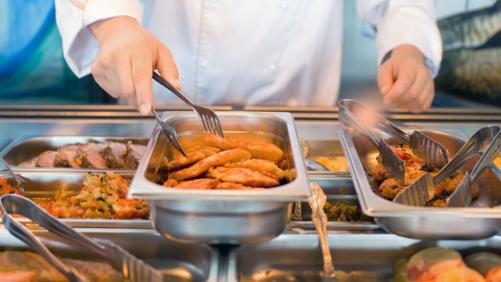 O firmă de catering din Piatra-Neamţ a fost închisă temporar şi amendată de Protecția Consumatorilor după mai multe cazuri de toxiinfecție alimentară, la o grădiniță și o școală din oraș