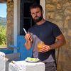VIDEO | Are 32 de ani și a renunțat la oraș pentru a-și construi o casă într-un sat spaniol cu 18 locuitori / Plătește pentru apă doar 5 euro pe an