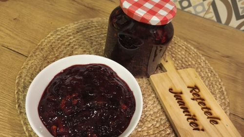 VIDEO FOTO | Rețetele Juanitei | Gem de prune cu nuci coapte, totul la cuptor/ Arome de toamnă într-un preparat realizat după o rețetă extrem de simplă/ Gemurile fierte ore în șir sunt istorie