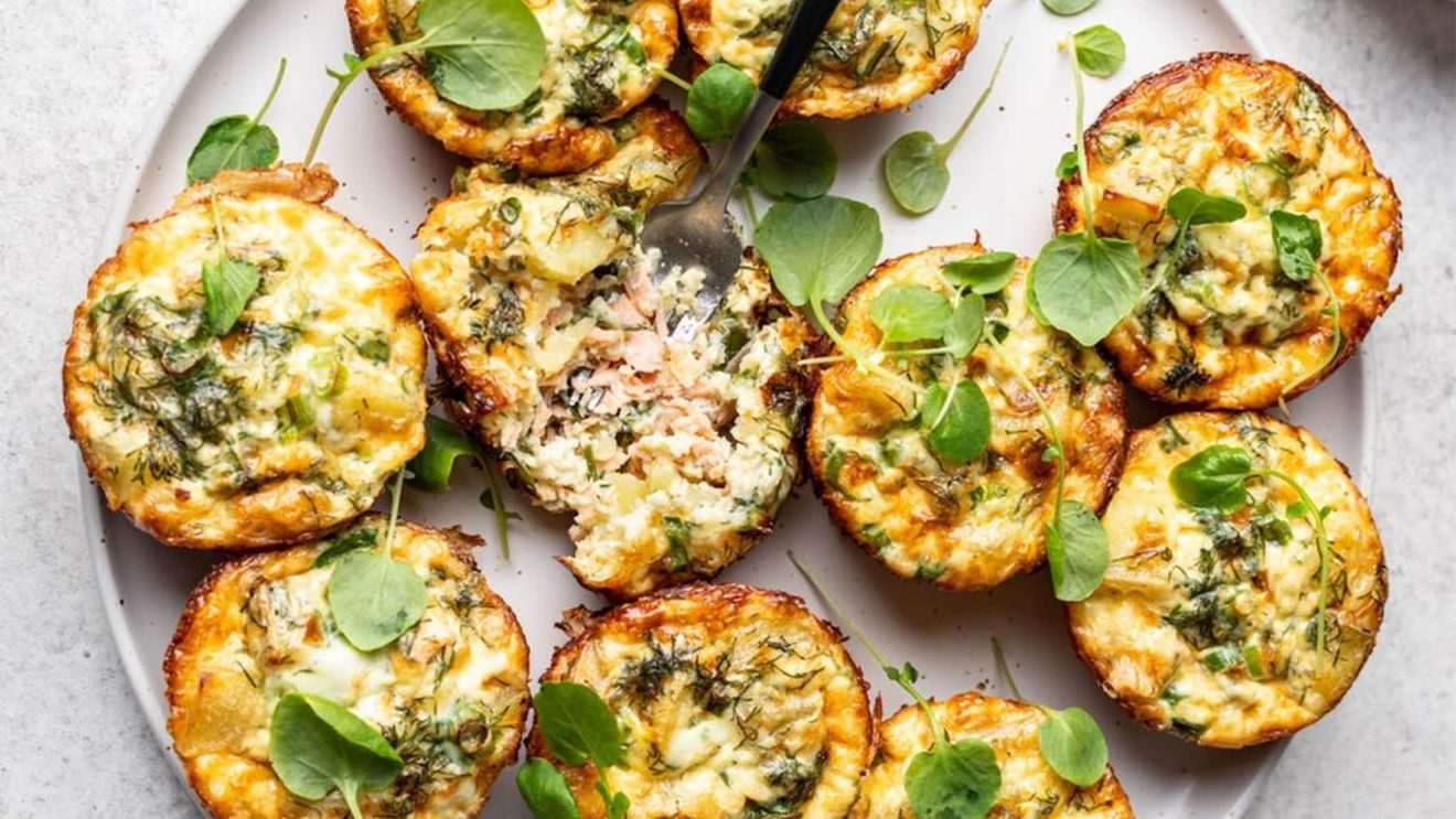 Mini quiche cu somon, cartofi și creson pentru un mic dejun savuros / O rețetă versatilă și prietenoasă cu congelatorul