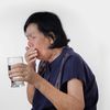 Ce faci dacă te îneci cu mâncare și ești singur acasă. Un medic explică manevra de prim-ajutor care te poate ajuta să-ți eliberezi căile respiratorii