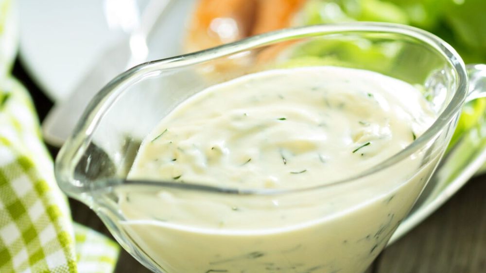 Cum se face un dressing simplu pentru salată. Varianta neutră și 3 combinații aromatice de dressing de iaurt