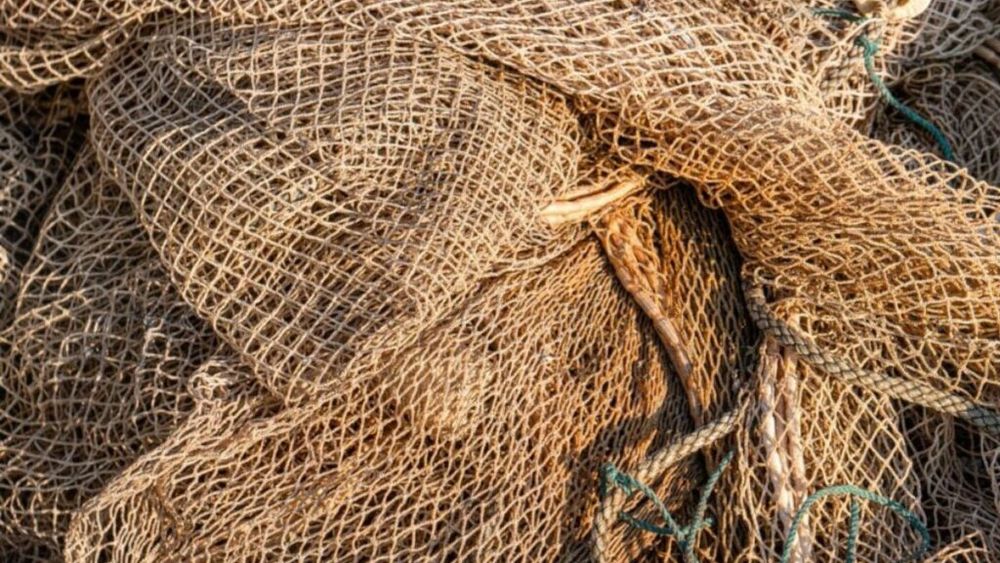 Vechi plase de pescuit scoase din uz în Franța protejează Ucraina împotriva dronelor rusești  
