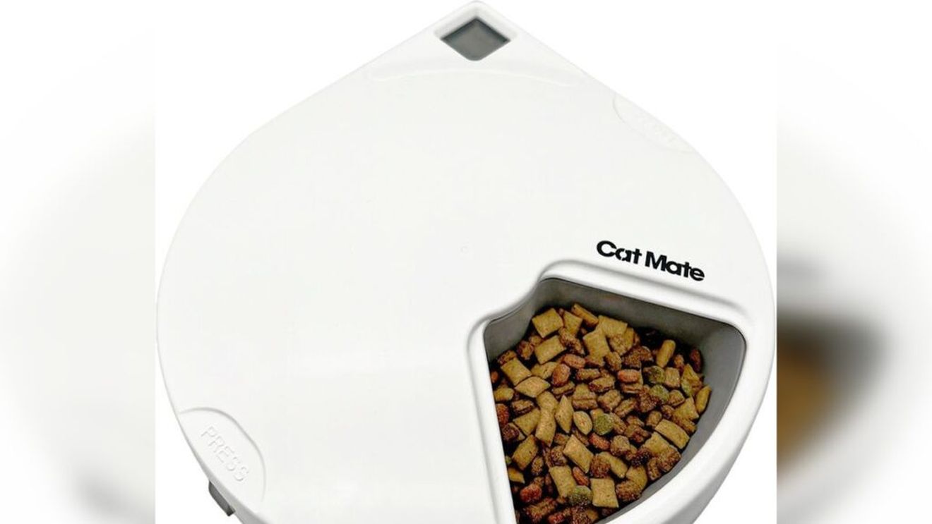 Automat de hrană non-smart pentru animale de companie. Poți programa patru timpi de hrănire în avans