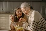 Ciocolata neagră, ceaiul verde și sucul de fructe reduc riscul cardiometabolic/ Femeile aflate la menopauză ar trebui să consume aceste alimente