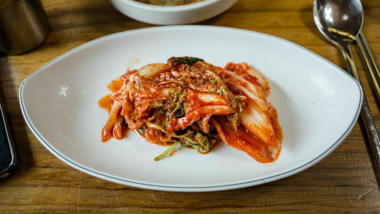 Un nou „super-aliment” poate reduce riscul de atacuri de cord și cancer / Kimchi, un preparat accesibil, care există în orice supermarket, ar putea ține în frâu glicemia și tensiunea arterială, dar poate îmbunătăți și sănătatea digestivă, potrivit unor studii ample