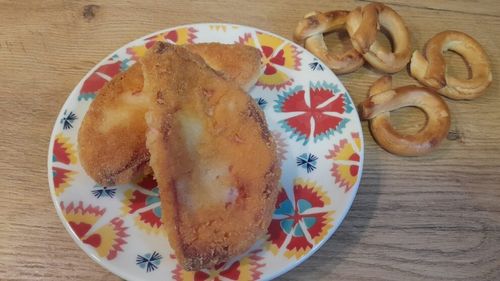 Șnițel de parizer/ Un preparat al sărăciei, care vine din perioada comunistă/ În loc de carne se folosea acest mezel ieftin și mai ușor de găsit