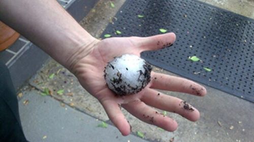 O furtună violentă cu grindină a lovit Întorsura Buzăului / Culturi agricole compromise, adăposturi pentru animale distruse, locuințe, anexe gospodărești și autoturisme, făcute praf