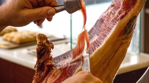 Totul despre jambonul francez. Cum se prepară, cum se consumă și care e diferența cu jamon serrano spaniol sau prosciutto italian