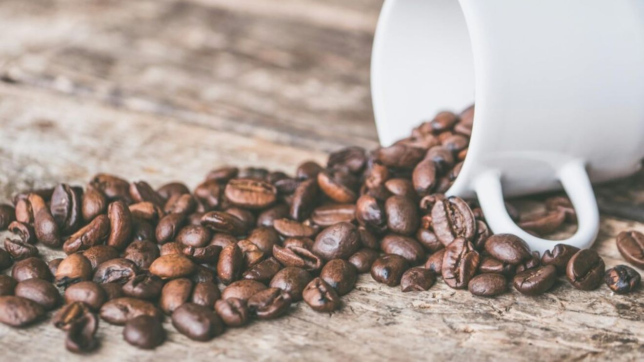 Motivul mascat pentru care cofeina este atât de greu de găsit pe etichetele nutriționale/ Un nutritionist atrage atenția că până la vârsta de 12 ani copiii nu au voie cofeină, iar până la 18, maximum 100 mg/zi