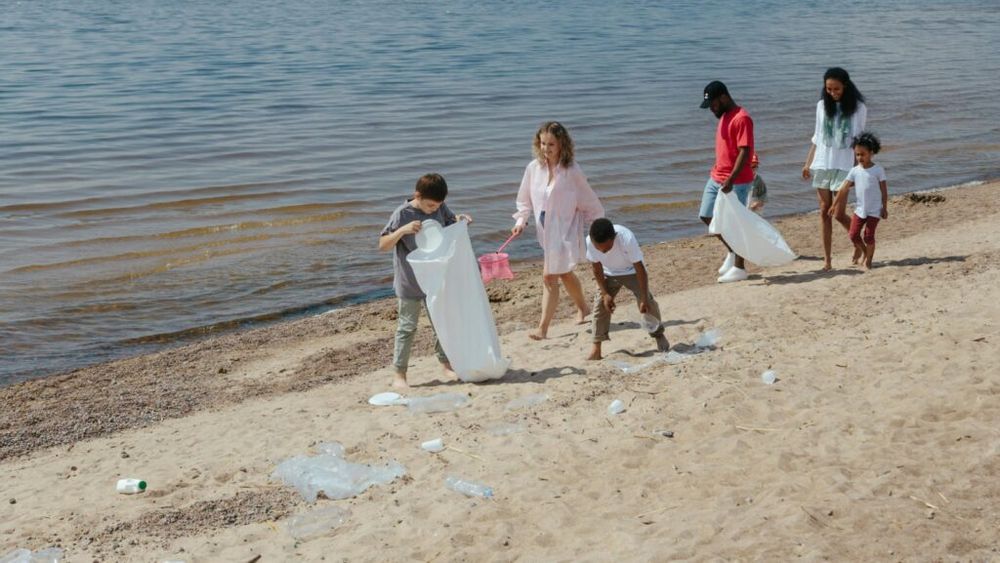 Programul „Marea Circulară”, susținut de Coca-Cola, a colectat, în 2024, peste 376 de tone de deșeuri din zonele acvatice/ De la lansarea programului s-au recuperat peste 2700 de tone