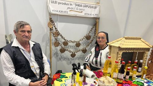 Ulei presat la rece: Micii producători vând la prețuri mari din cauza costurilor mari de producție / Un pensionar de 68 de ani vinde „din mașină” ulei limpezit printr-o tehnologie proprie
