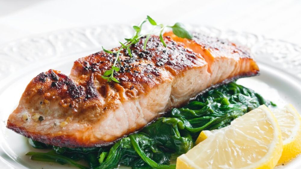 Idee rapidă de prânz: File de somon cu sos de lămâie și ierburi aromatice / Ușor de preparat, poate fi luat și la pachet la birou