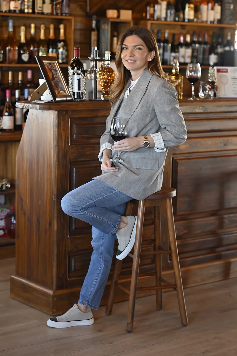 simona-halep-vin-Diana-Anghel-oenolog-Domeniile-Halep-vin-cu-personalitate-terroir-Dobrogea-vinificatie-recoltare-Merlot-Cabernet-Sauvignon-vin-romanesc-cultura-vinului-alegerea-vinului-servirea-vinului-seceta-vita-de-vie