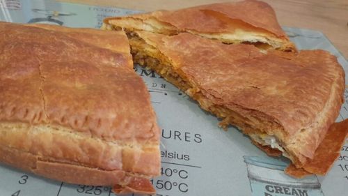 Rețetele Juanitei. Plăcintă cu carne. Dacă ai un pachet de foietaj gata preparat, în jumătate de oră obții o cină gustoasă. Se poate lua și la pachet