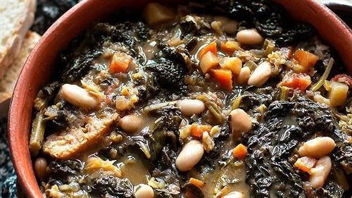 O mâncare caldă de toamnă, plină de arome și sănătate. La ribollita este o rețetă emblematică a Toscanei. Are ca ingrediente principale fasole, kale sau cavolo nero și pâine uscată