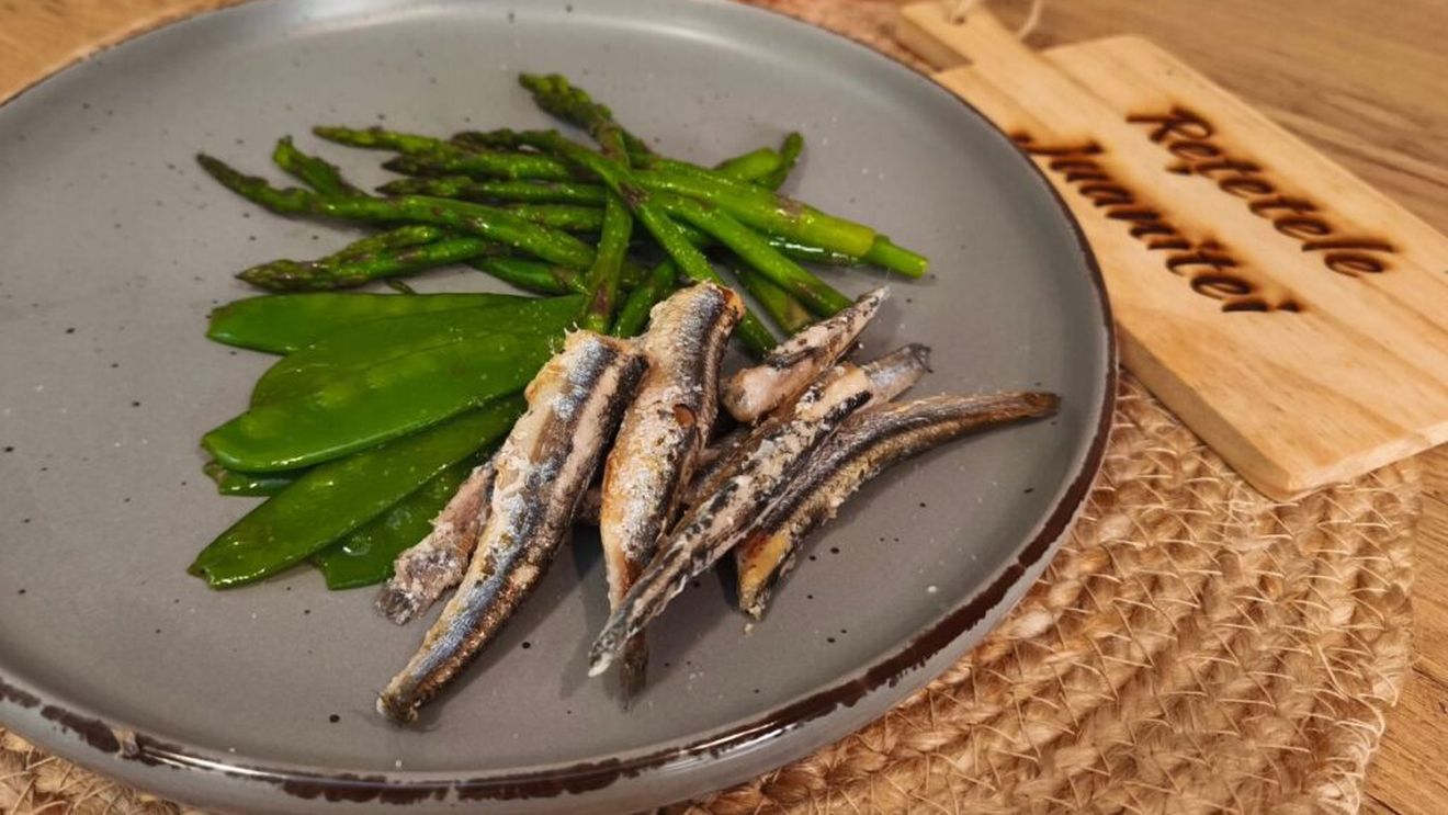 VIDEO | Rețetele Juanitei | Hamsii crocante preparate în friteuză, fără ulei și prăjeală, doar cu garnitură de mazăre plată și sparanghel/ Merg la fel de bine și cu broccoli