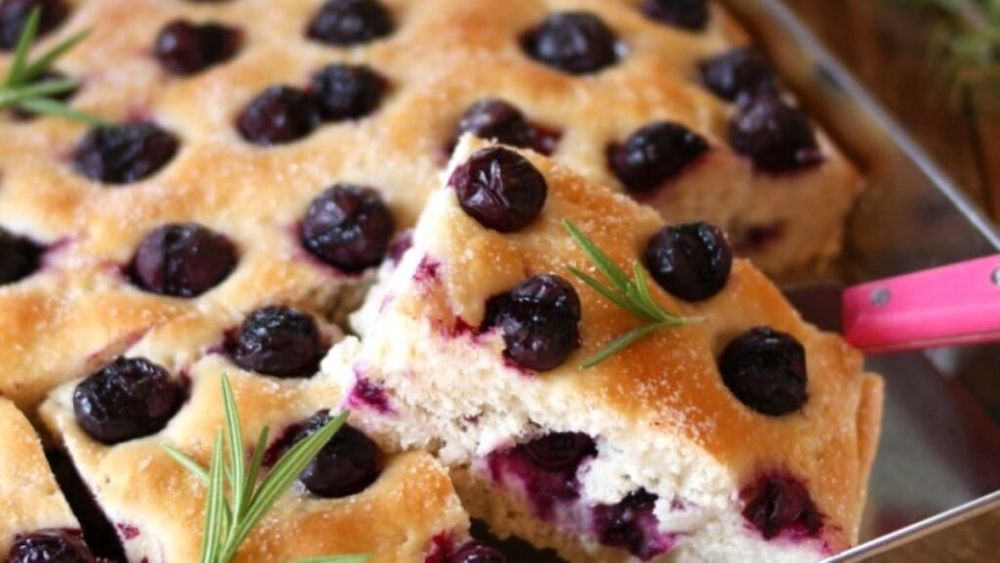 Focaccia dulce cu struguri, o rețetă italiană de sezon cu multe variante regionale. Este un desert tradițional, simplu de făcut și mai dietetic