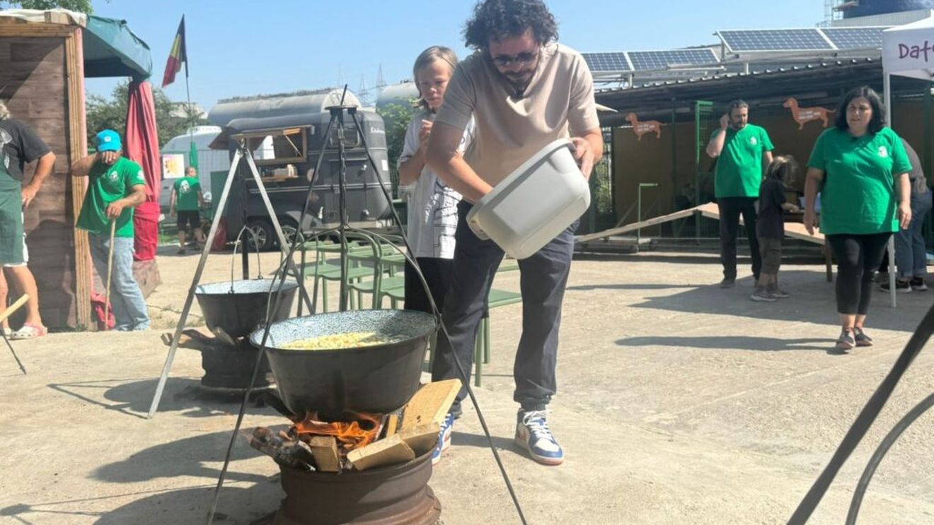VIDEO | Costel Bojog, bucătar pentru câini la Adăpostul Speranța: „Vino, simte, trăiește un pic această senzație de a fi înconjurat de animale. Mai departe tu decizi”