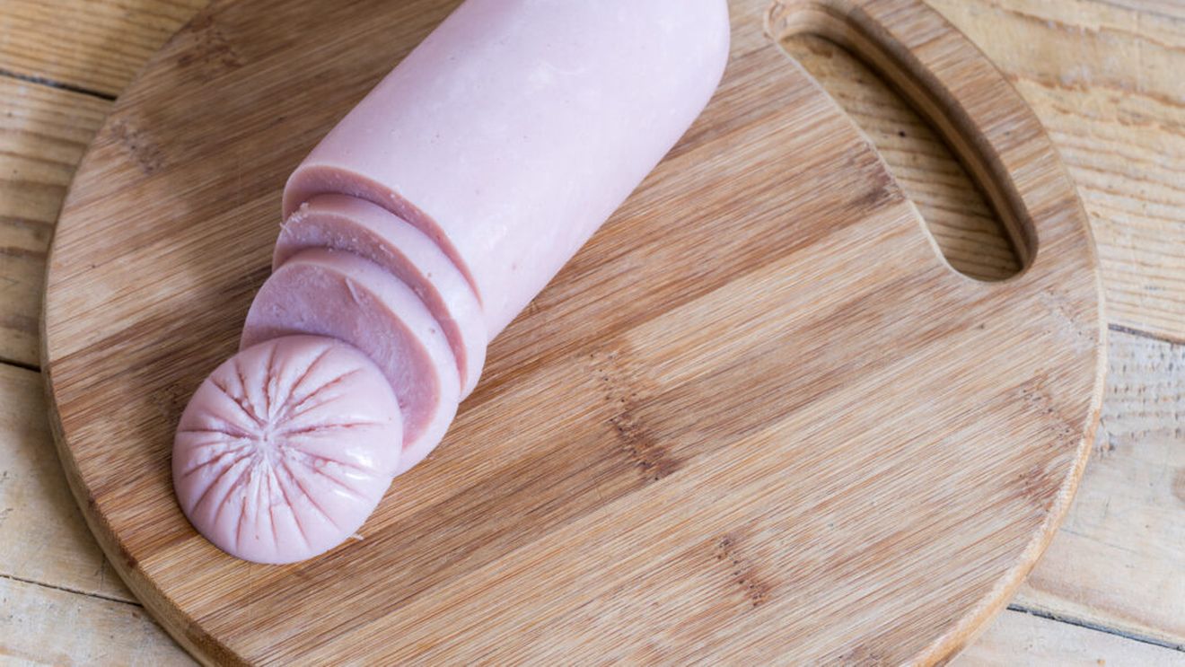 Parizer vândut ca fiind de porc, dar cu doar 1% carne de porc la analize / Explicația producătorului: apa ar fi „transformat” porcul în pui